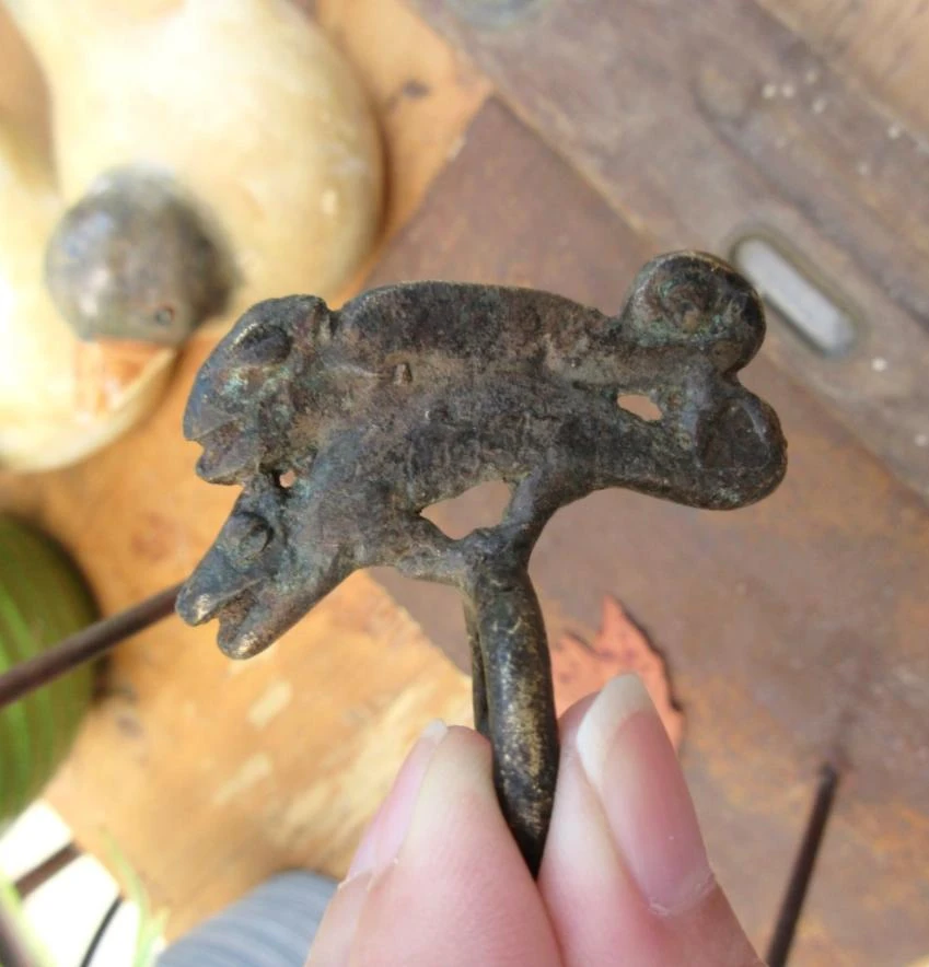 Vintage side: an antique brass Lobi Africa ring: Divination Chameleons- – photo 5